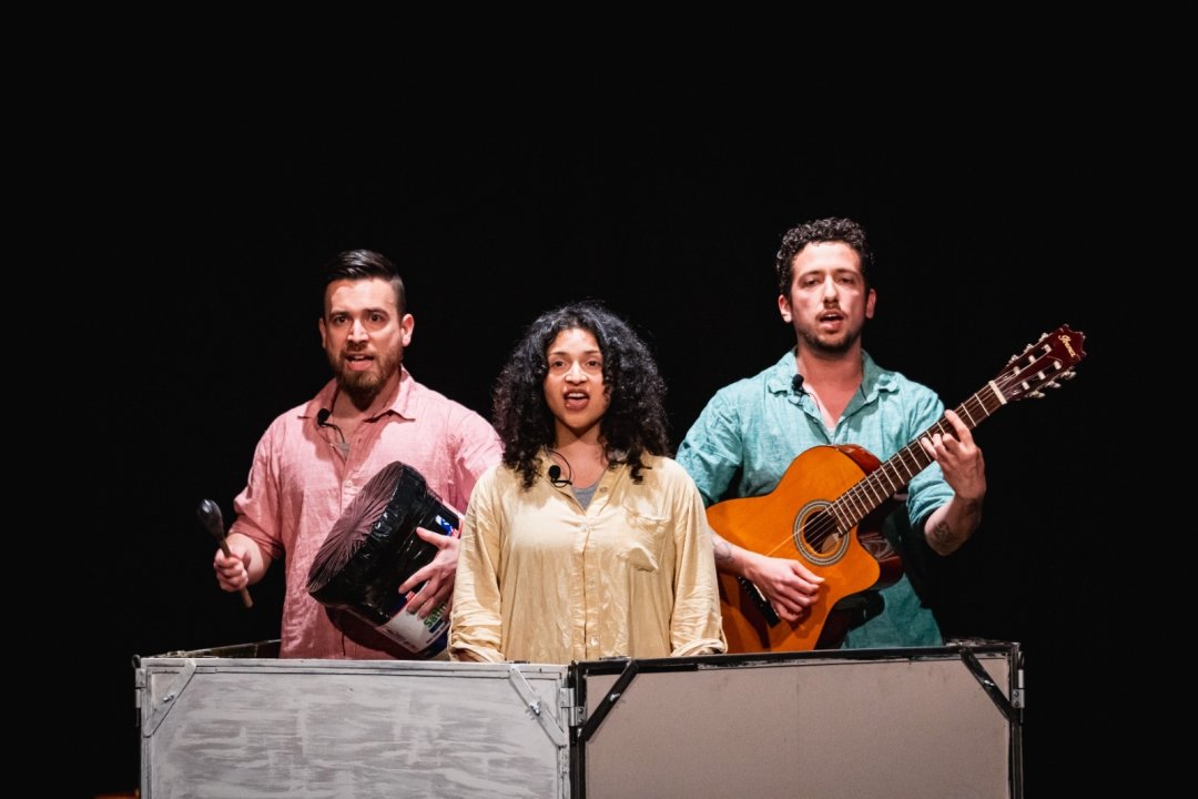 /obra-de-teatro-el-movimiento-del-colibri-revive-la-memoria-del-aluvion-en