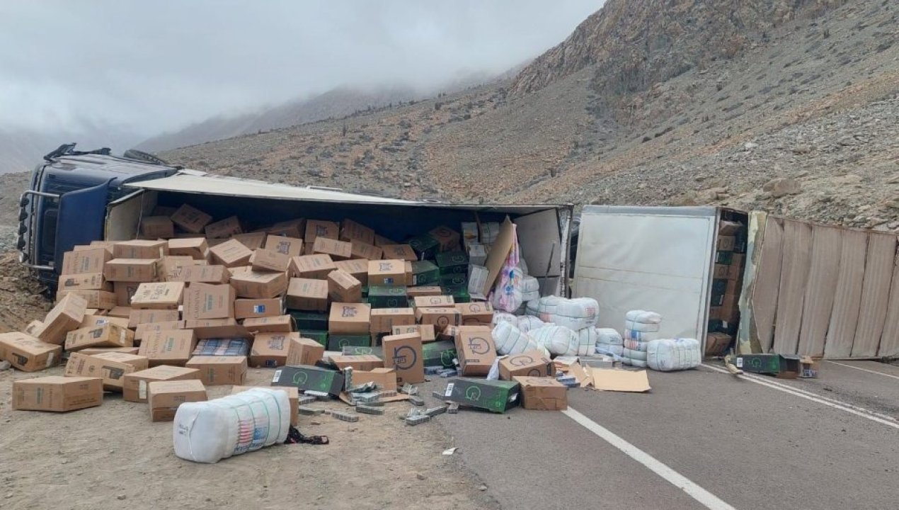 /camion-volcado-en-taltal-deja-al-descubierto-cargamento-de-cigarrillos
