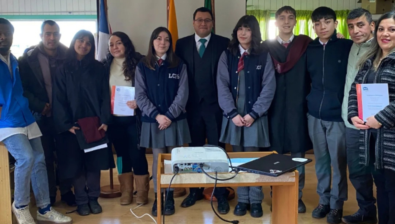 /comunidad-educativa-del-liceo-claudio-flores-soto-despide-a-estudiantes-de