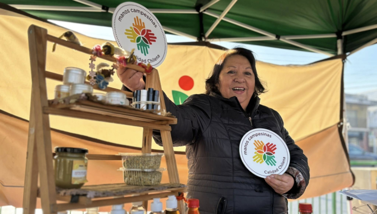 /agricultora-de-curanilahue-recibe-certificacion-sello-manos-campesinas