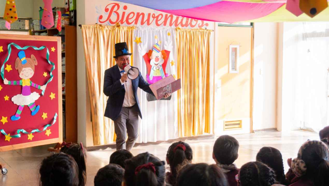 /familias-del-kinder-a-presentan-obra-el-circo-del-arcoiris-en-escuela