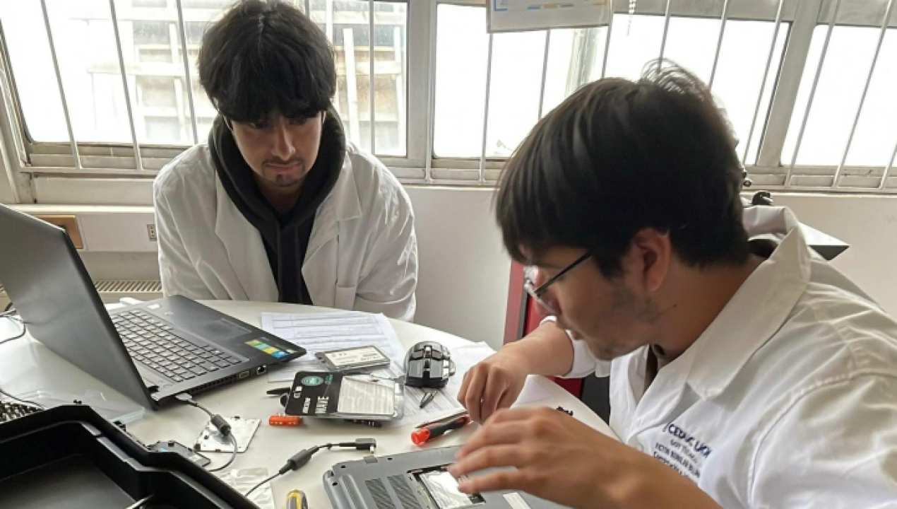 /estudiantes-de-computacion-e-informatica-realizan-mantenimiento-de-equipos