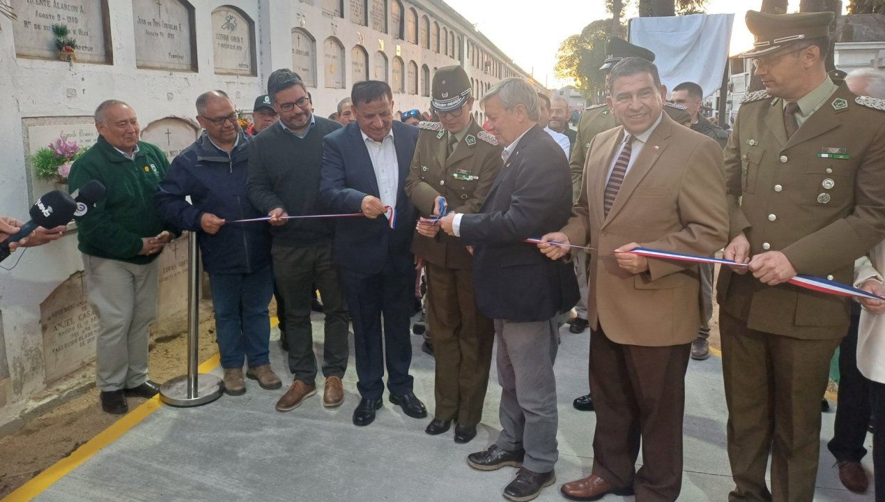 /homenaje-a-carabineros-en-cementerio-de-curico