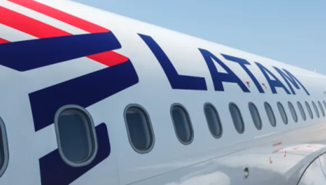 /local/latam-confirma-impacto-de-ave-en-motor-de-avion-que-regreso-a-puerto-montt