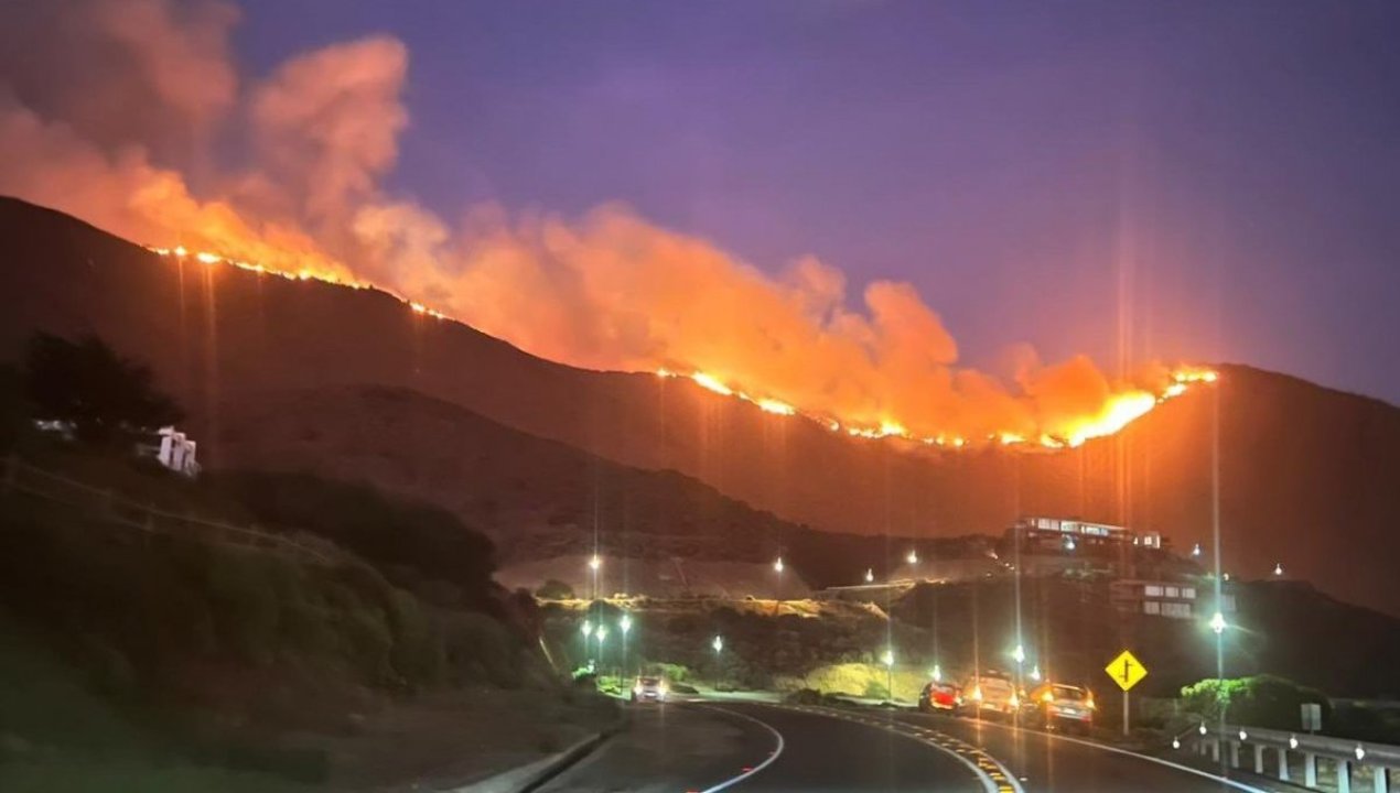 /alerta-roja-en-zapallar-y-papudo-incendio-forestal-supera-las-350
