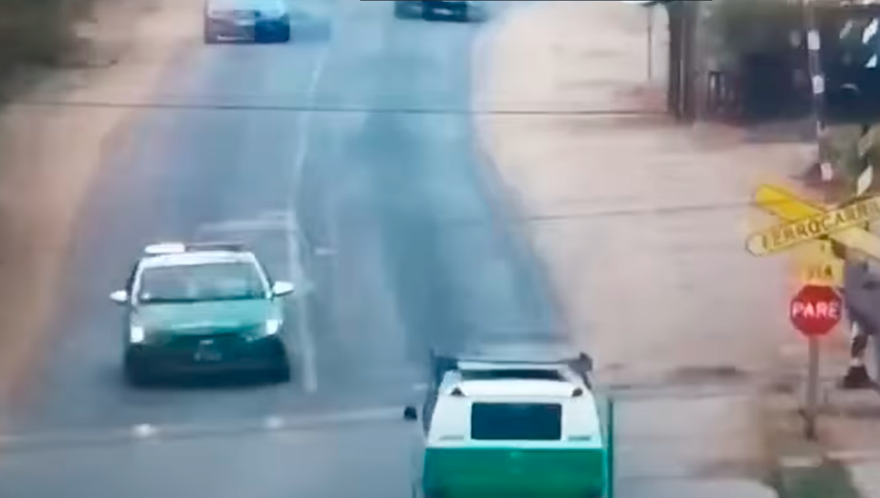 /regionales/region-de-valparaiso/video-cuatro-lesionados-deja-choque-de-tren-a-patrulla-de-carabineros-en