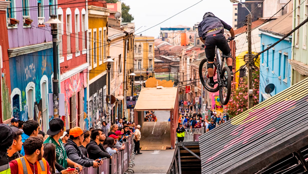/deportes/los-mejores-riders-del-mundo-vuelven-al-red-bull-valparaiso-cerro-abajo