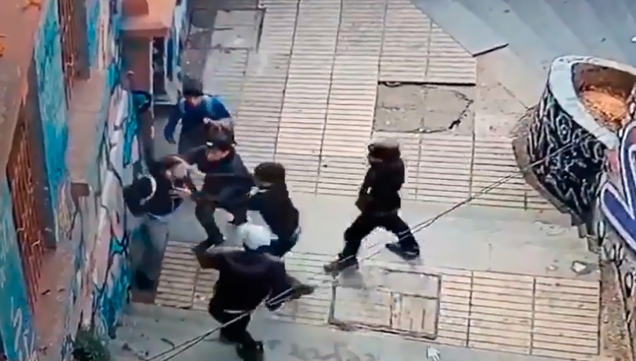 /regionales/region-de-valparaiso/sujetos-golpean-y-apunalan-a-joven-para-robar-sus-pertenencias-en-escalera