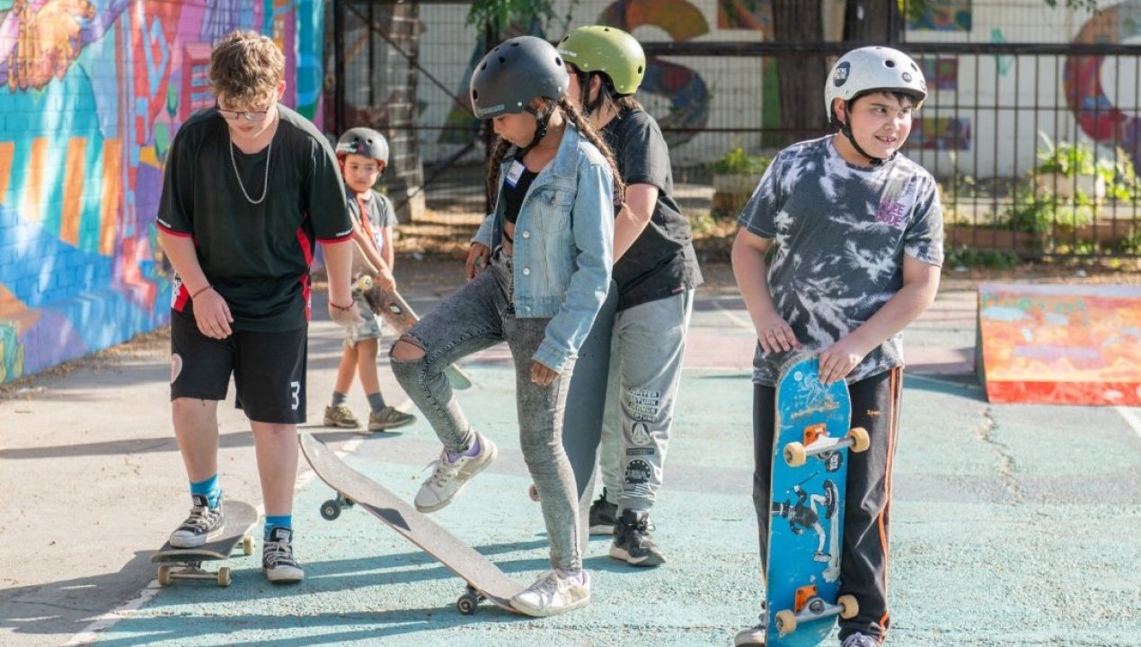 /actualidad/educacion/talleres-de-skate-y-robotica-fundacion-mustakis-comenzo-su-campamento-de