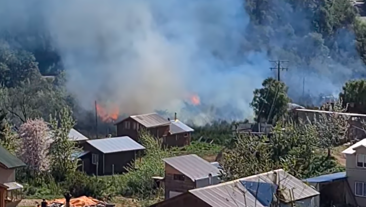 /regionales/region-de-los-lagos/futaleufu-vivio-minutos-de-angustia-por-incendio-forestal-que-amenazo-a