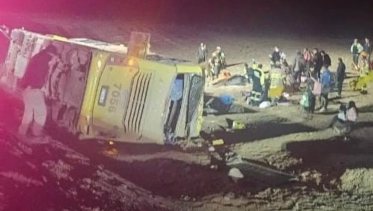 /bus-que-viajaba-de-buenos-aires-a-la-paz-protagoniza-tragico-volcamiento-en