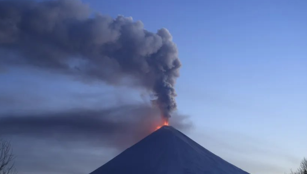 /internacional/klyuchevskoy-hace-erupcion-tras-fuerte-sismo-en-el-este-de-rusia