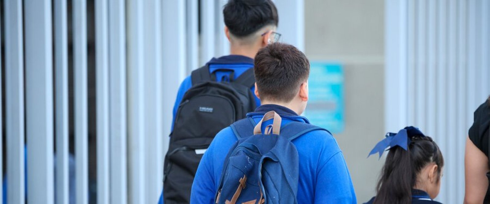 Ejecutivo impulsará medidas para mejorar seguridad en el aula: se incluye revisión de mochilas